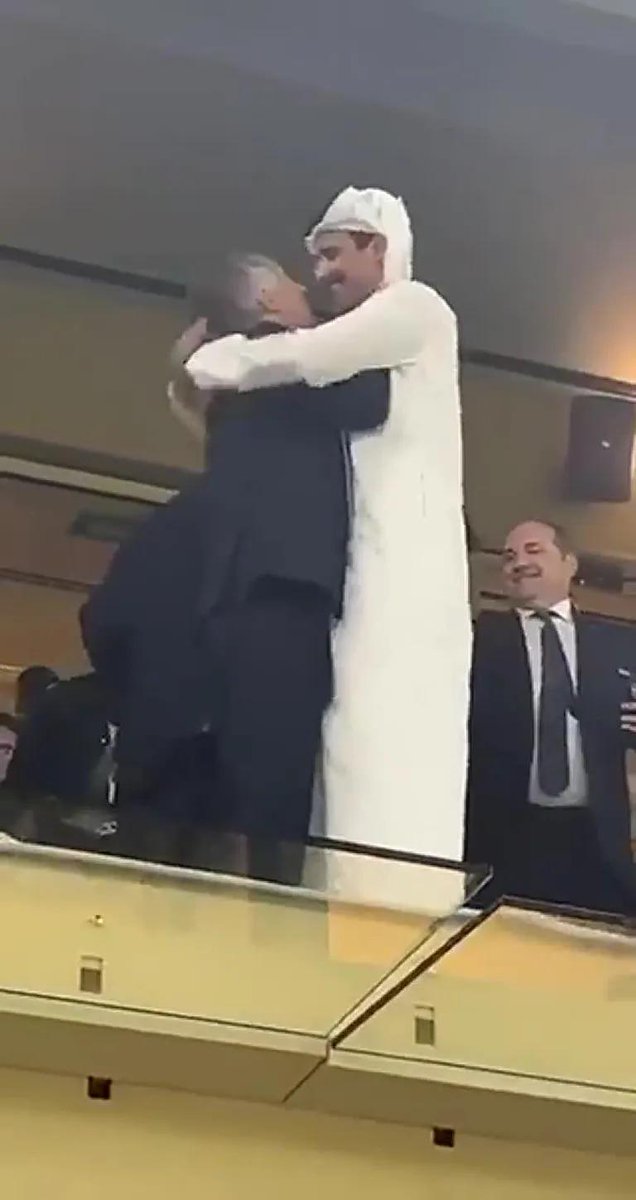 Argentina campeón del mundo: el abrazo entre Mauricio Macri y el emir de Qatar lanacion.com.ar/deportes/futbo…