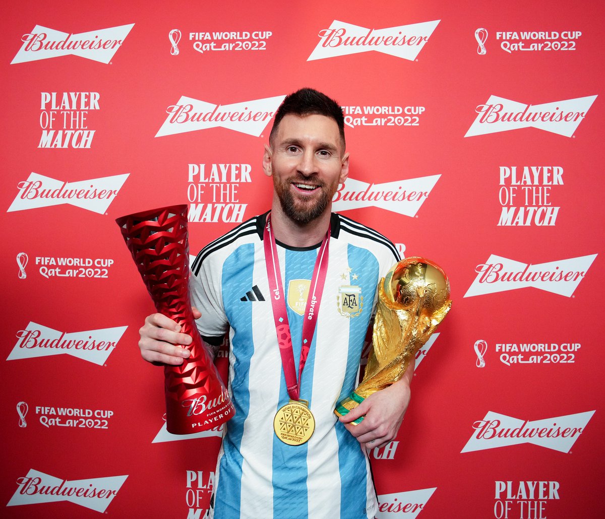 TyCSports's tweet image. ¡LLEVATE TODOS LOS PREMIOS DE QATAR, POR FAVOR!

🏅 Mejor jugador del partido
🏅 Mejor jugador del Mundial
🏅 Campeón del Mundo

No le alcanzan las manos...

#TyCSportsMundial