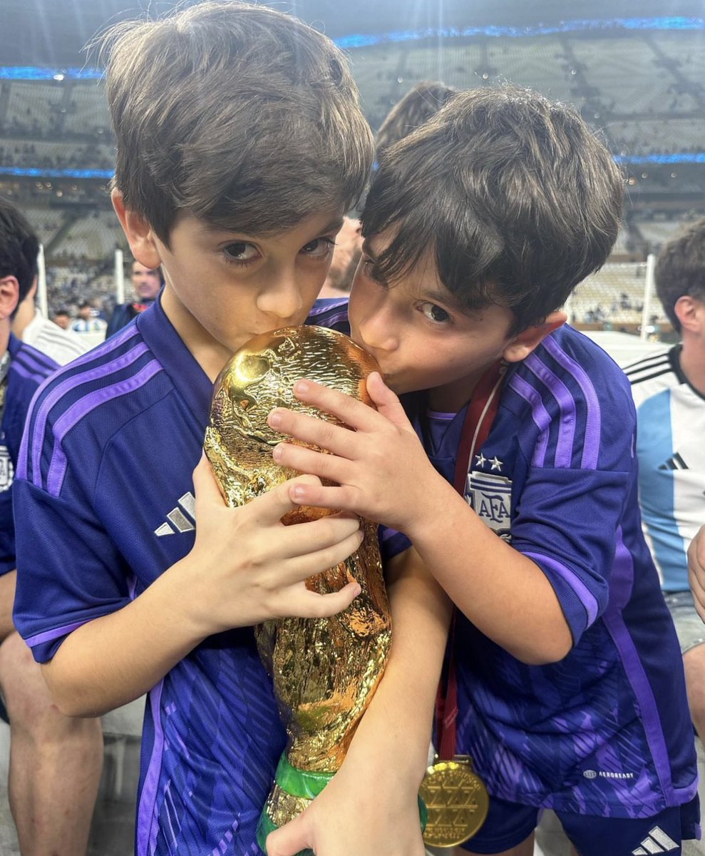 Mateo y Ciro con la Copa 🤩🏆🇦🇷❤️

#FoxSportsArgentina #Qatar2022 #Messi #Argentina