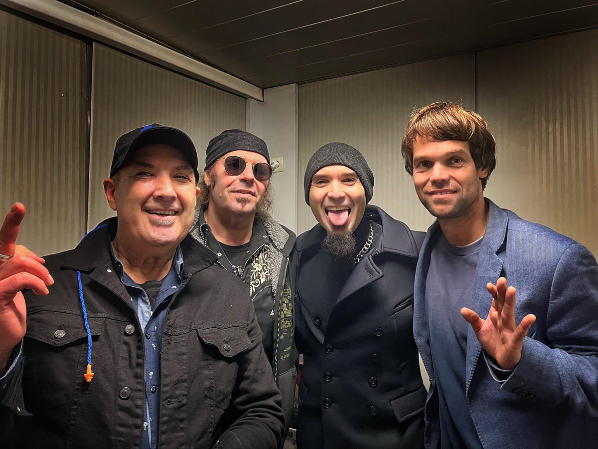 vargasbluesband's tweet photo. After Show en Getafe con Luis Mayol Jon Jagger Carlos Escobedo Sober de paso quiero felicitar a todos los Argentinos por ser campeones del mundo 🤟🇺🇿 🥂Vargas Blues Band #stonernight https://t.co/H5bedvSeay