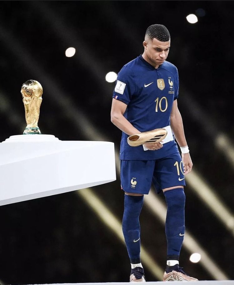 _ffMartini_'s tweet photo. Forse l’unico che mi ha fatto vivere le stesse emozioni di Ronaldo prime, love this guy💕. #respectmessi #mbappe #ronaldo https://t.co/VDZ8FFO12l