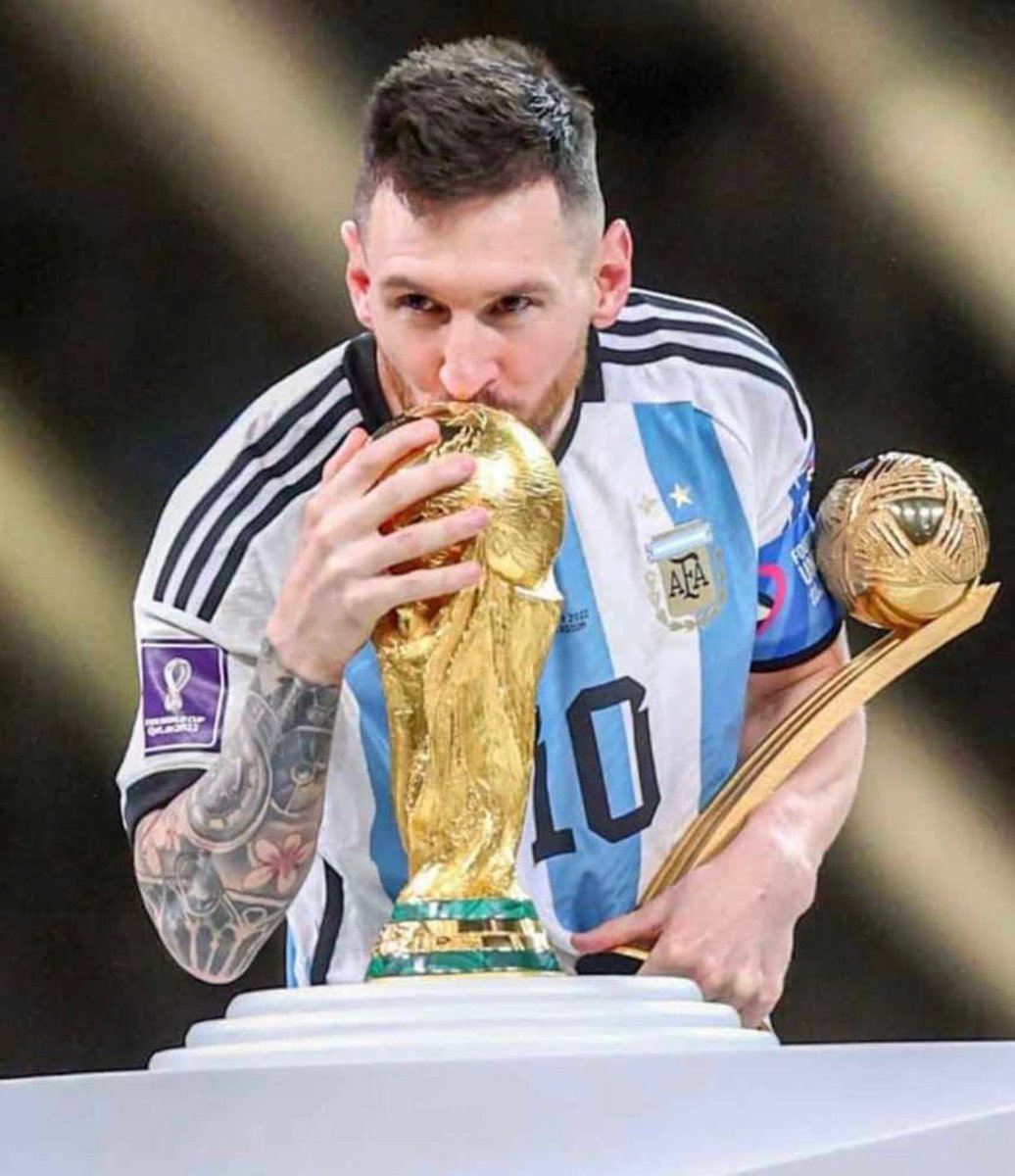 msf1985's tweet photo. The image of Messi lifting the World Cup trophy for Argentina - A moment to cherish for lifetime!                               

Vamos @Argentina 🇦🇷❤️❤️❤️ https://t.co/7VAzxQ0YrX
