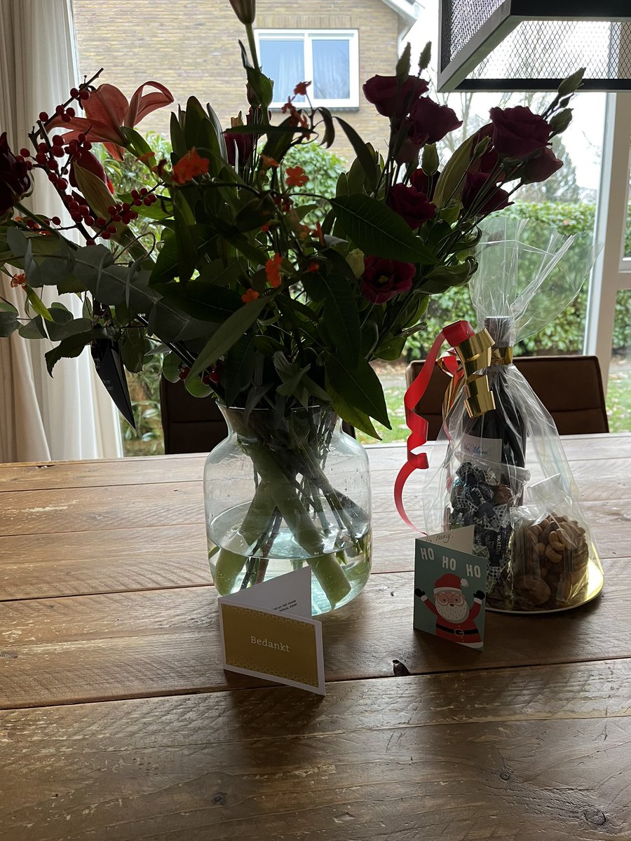 NancyBekkering's tweet photo. Lief als cliënten je waarderen en verwennen met een kerstattentie.
Super leuk maar omgekeerde wereld.
De mantelzorgers werken hard en moeten veel ballen in de lucht houden. 
Ik ben blij dat ik ze kan helpen.
Bedankt lieve mensen!🙏
#mantelzorgmakelaar
#clientondersteuner https://t.co/wJQciPx5Y9
