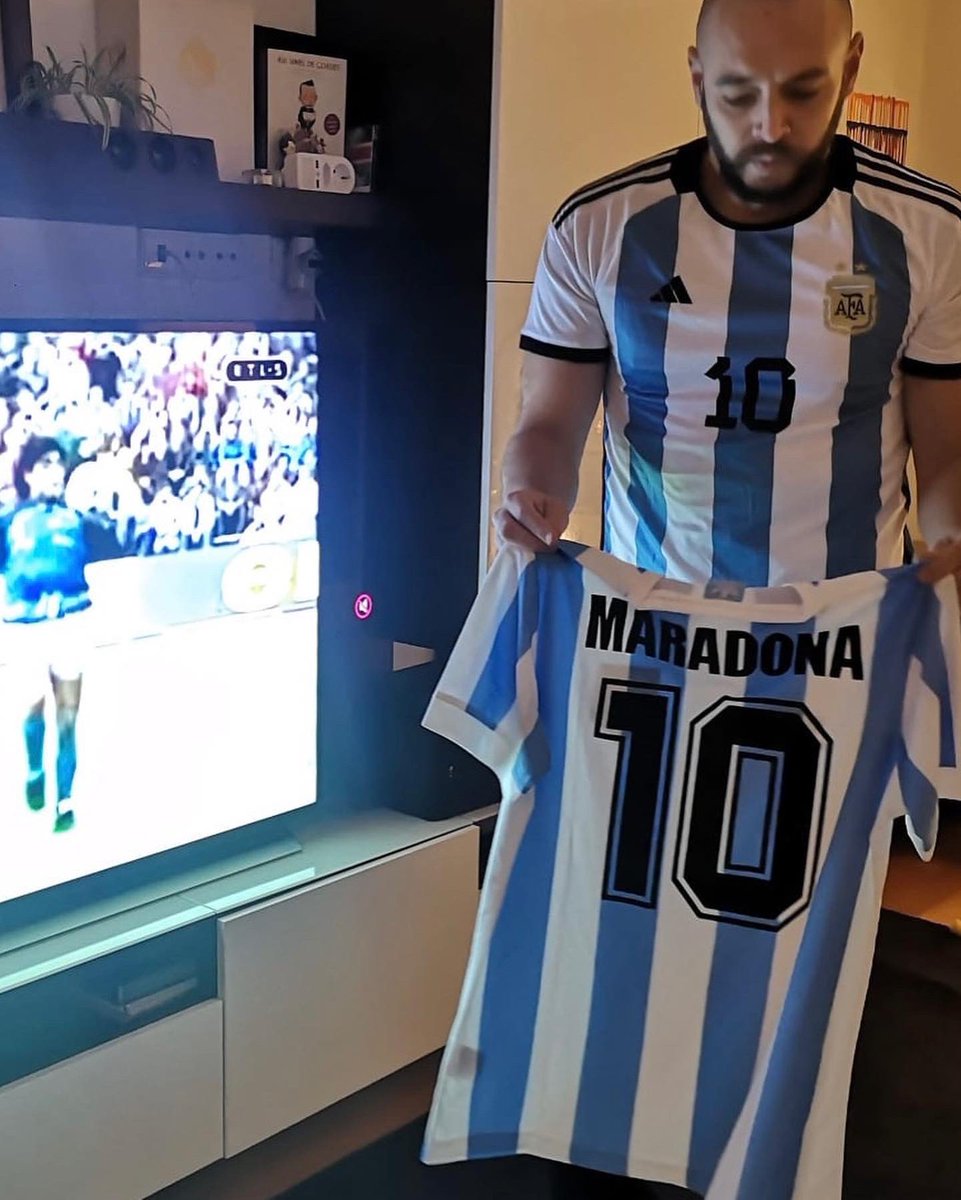 RuiSinelCordes's tweet photo. O Universo vai voltar a fazer sentido a partir de hoje, vão ver. A vida, tal como o futebol, vai voltar a devolver-vos o que lhe dão.
A mano de Dios e de Dibu voltaram a aparecer para guiar a zurda imortal de Leo à justiça final.
Acompanhei cerca de 99% dos jogos https://t.co/ZjPlgTxuPE