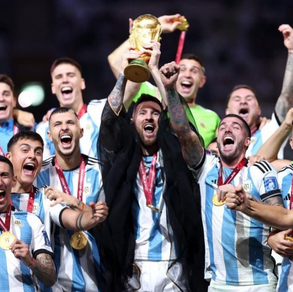 thalia's tweet photo. ¡Que felicidad totaaal! Cuanto amor le tengo a mi amada Argentina desde toda una vida, y hoy nos encontramos celebrando otro triunfo! Fiesta general! Fiesta de unión y de amor! #worldcup #argentina 🇦🇷 https://t.co/mL90bBROob