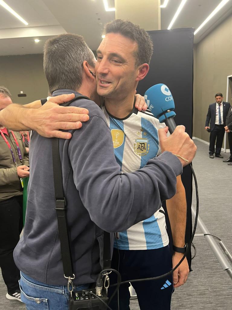 tjcope's tweet photo. 🎙️🇦🇷 Scaloni, EN EXCLUSIVA con @gdobarro:

🙏🏼"No puedo pedir mucho más aunque Argentina es muy exigente".

💙🤍"El Depor es parte de mi vida, todos lo saben, y es mi casa. Lo entrenaré como lo prometí".

🏆"En unos días me daré cuenta de lo que hemos conseguido".

#COPEMundial🏆 https://t.co/W3k4ZwN27G