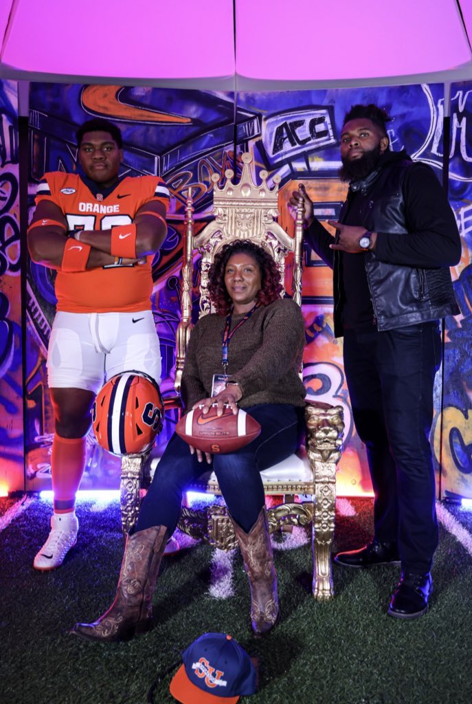 GoGettaReed's tweet image. WE ARE COMMITTED TO DA UNIVERSITY OF SYRACUSE @Commit2Cuse @CoachBabersCuse @CoachM_Schmidt @CoachAhmadCuse @JrLequint LETS ROCC OUT 🍊🍊🍊🍊💫🤷🏾‍♂️🫡 #cuse #juicedup #DUMB #ME #HUTCHFACTORY @JuCoFootballACE @CoachSerchia @BlueDragonsFB @CoachDrewDallas