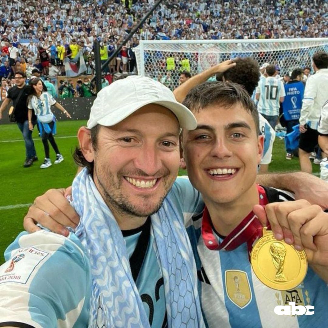 ABCDeportes's tweet photo. #Qatar2022 El paraguayo Édgar Barreto celebrando con su excompañero Paulo Dybala que levantó la Copa del Mundo con Argentina. 🏆🇦🇷
 
👉 Dybala había considerado que Barreto lo ayudó bastante para adaptarse al futbol italiano.

📲 https://t.co/jYbjtk6jpu https://t.co/Nknp1dSu52
