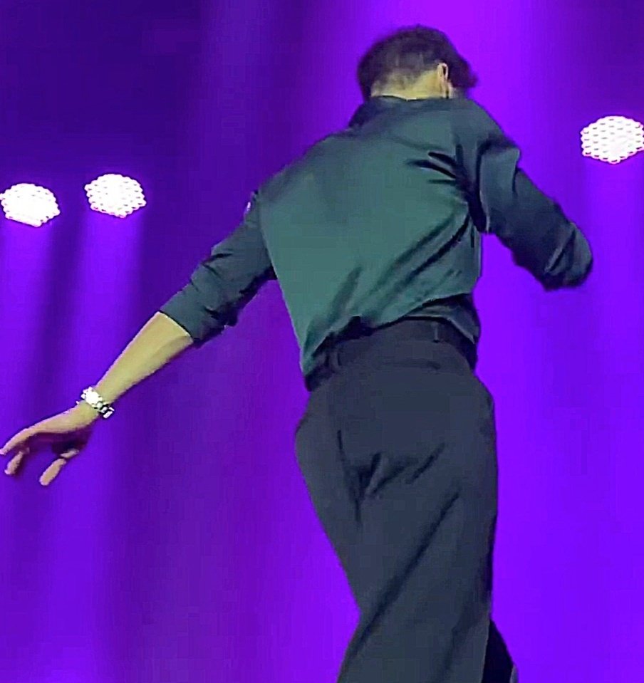 GayDorianne's tweet photo. i would like to personally thank those pants https://t.co/zRb4ytJBNU