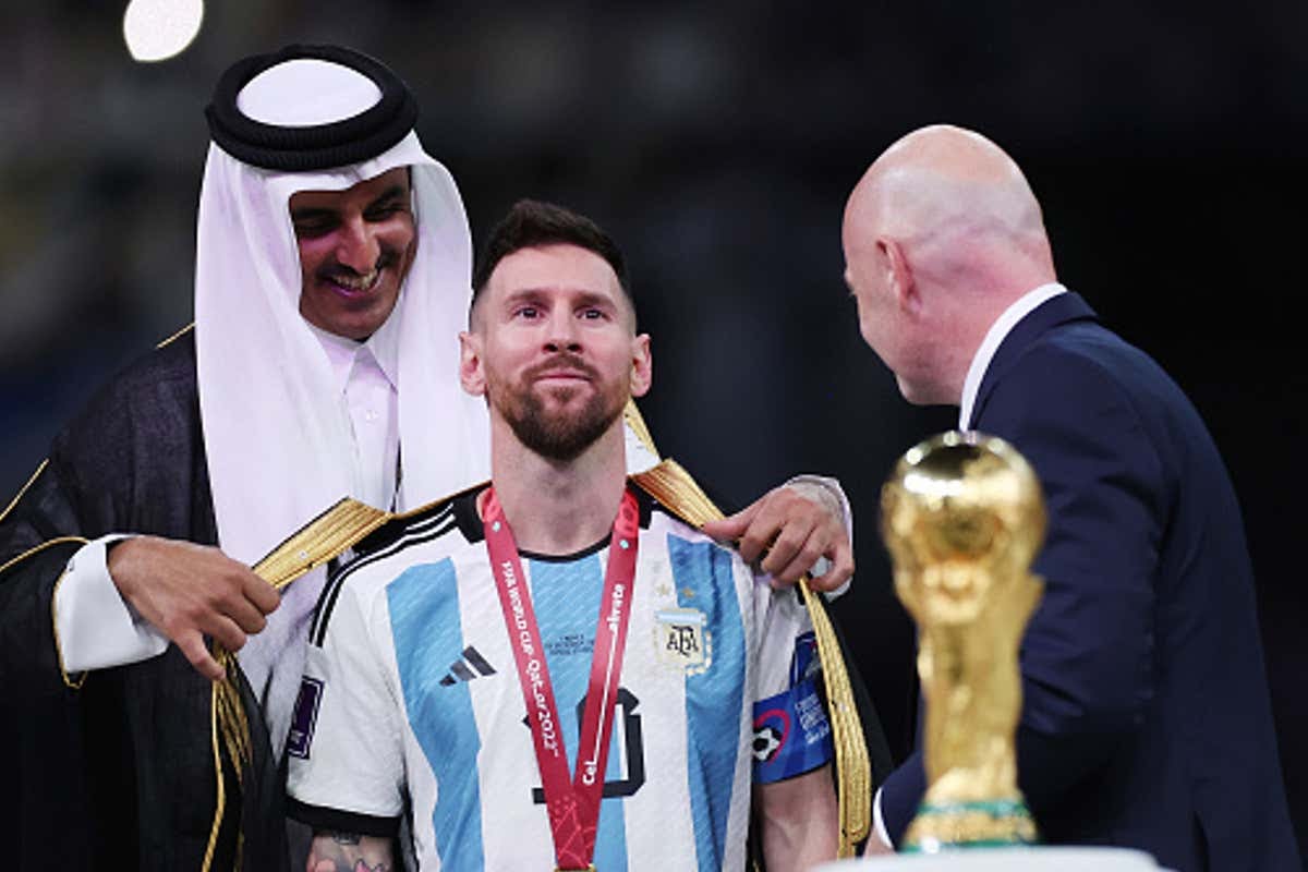 ليونيل ميسي يؤكد على إسطورته الشخصية في عالم كرة القدم ويحرز لقباً  أنتظره عشاقه كثيراً...
كأس العالم أخيراً في أحضان الأرجنتين.
#الأرجنتين #كأس_العالم_قطر_2022