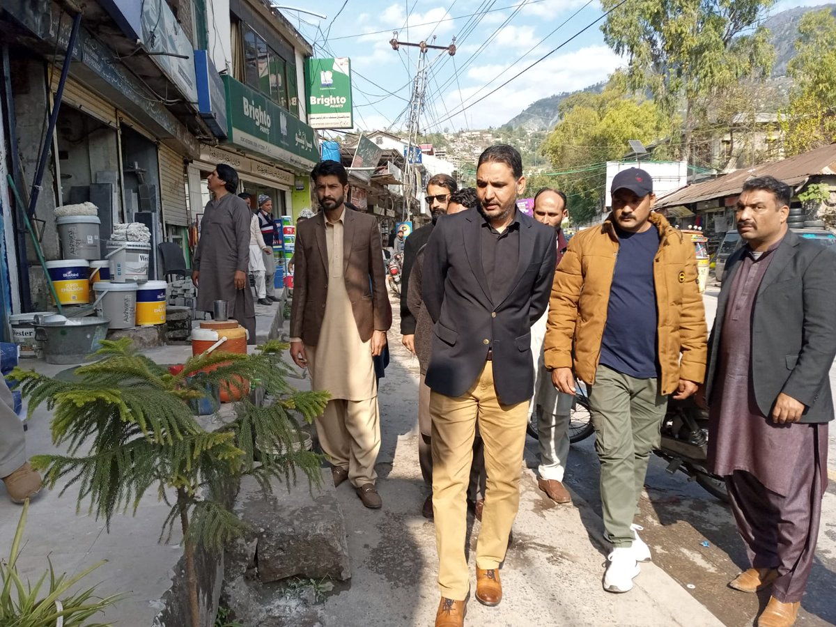 DCMuzaffarabad's tweet photo. Price checking and clearence of right of way along road by AC Rural. https://t.co/R9RANM5g0E