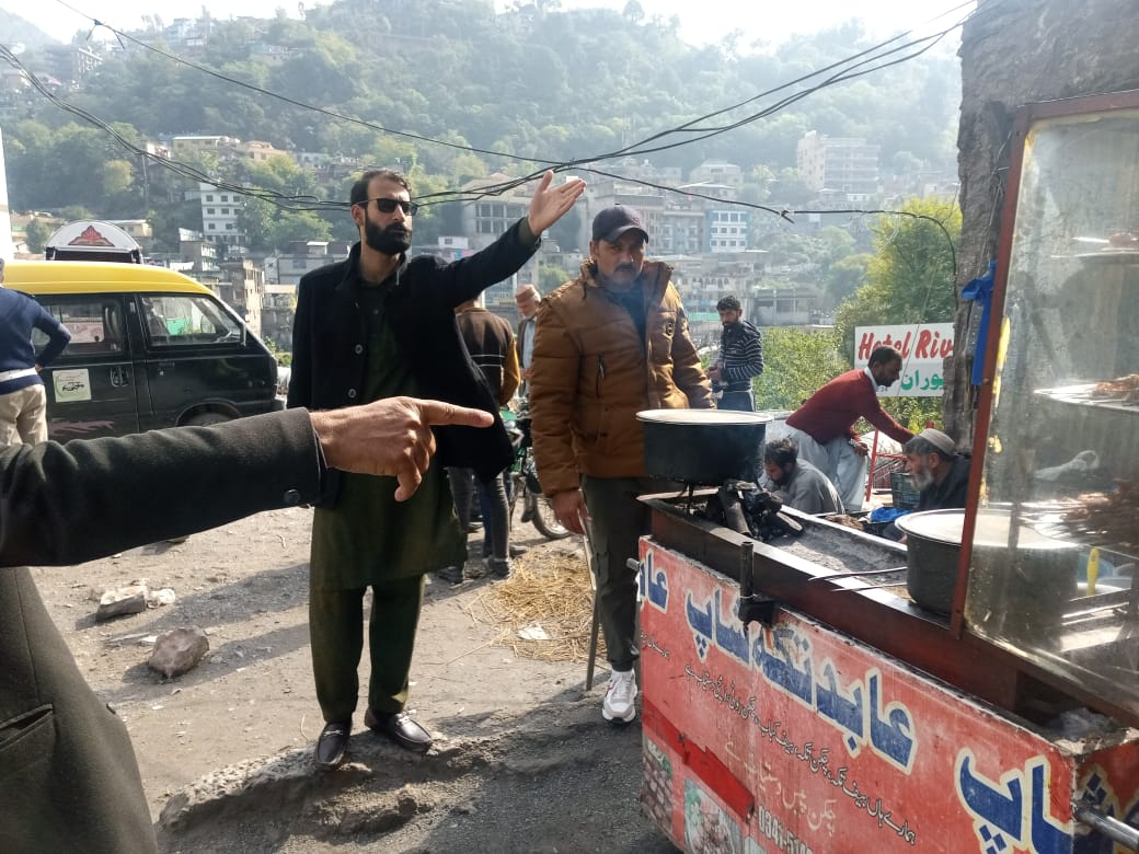 DCMuzaffarabad's tweet photo. Price checking and clearence of right of way along road by AC Rural. https://t.co/R9RANM5g0E