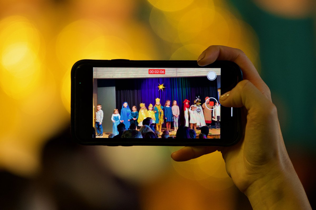 Nach dem feierlichen Gottesdienst hat sich die ukrainische Münchner Gemeinde zu einem Fest im Gemeindehaus versammelt, mitorganisiert durch MHU ✨
Die Augen vieler Kinder wurden zum Leuchten gebracht als sie ihre Geschenke persönlich vom St. Nikolaus erhalten haben 🎁
#mhucare