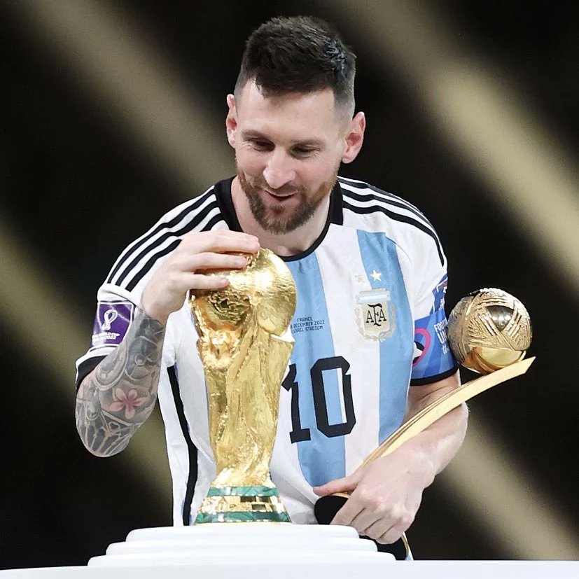 CarlosXArguello's tweet photo. Pensé que no iba a tener otra oportunidad, pero es el guión más lindo de la historia del fútbol, el cierre perfecto. El trofeo más lindo que hay en manos del mejor de la historia. Messi y el 2do a años luz. https://t.co/qBh4bFl1Lq