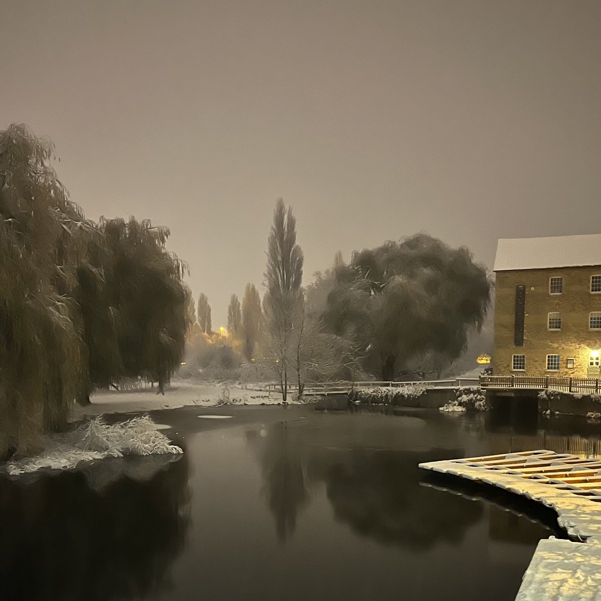 grantacambridge's tweet image. We’re very lucky to be in the most magical setting in Cambridge. Join us for beautiful lunch or cosy dinner, you won’t be disappointed. 

#granta #cambridge #cosydinner #beautiful #nature #snow #millpond #newnham #visitcambridge #supportlocal