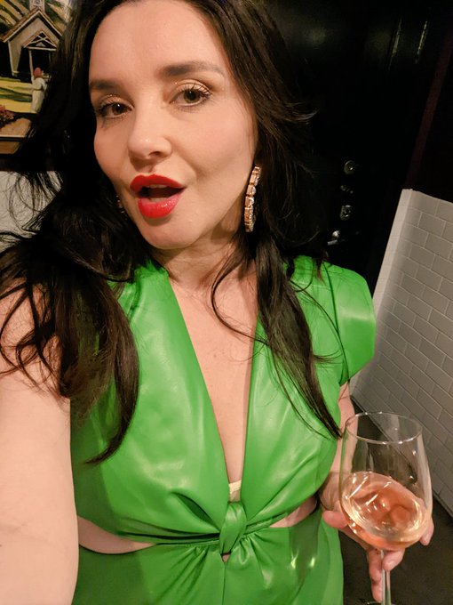 Party Mom.  Let's have a good time 💋 https://t.co/6Slm9gmi3e<a href="/tag/mvsales"class="tags"><span>#mvsales</span></a>