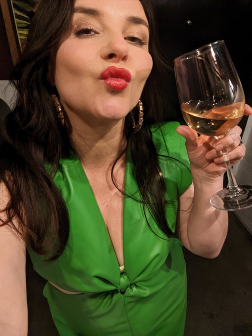 Party Mom.  Let's have a good time 💋 https://t.co/6Slm9gmi3e<a href="/tag/mvsales"class="tags"><span>#mvsales</span></a>