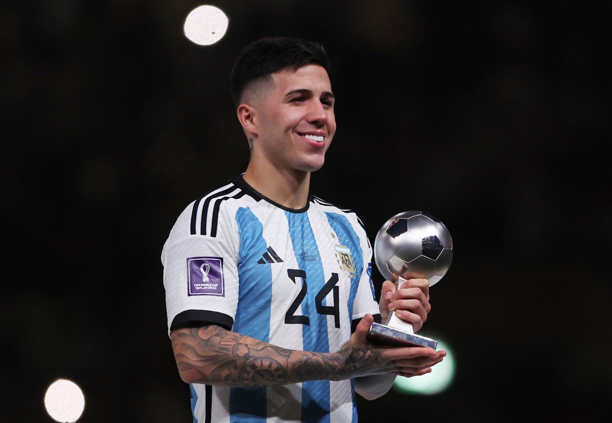 Enzo Fernández en la final de la Copa del Mundo #Qatar2022 :

⚽️El jugador que más veces tocó la pelota (118)
⚽️El jugador que más pases exitosos dio (77).
⚽️El jugador con más quites vía tackle/entradas (10): la mayor cantidad en una final desde los 15 de Gattuso en 2006.