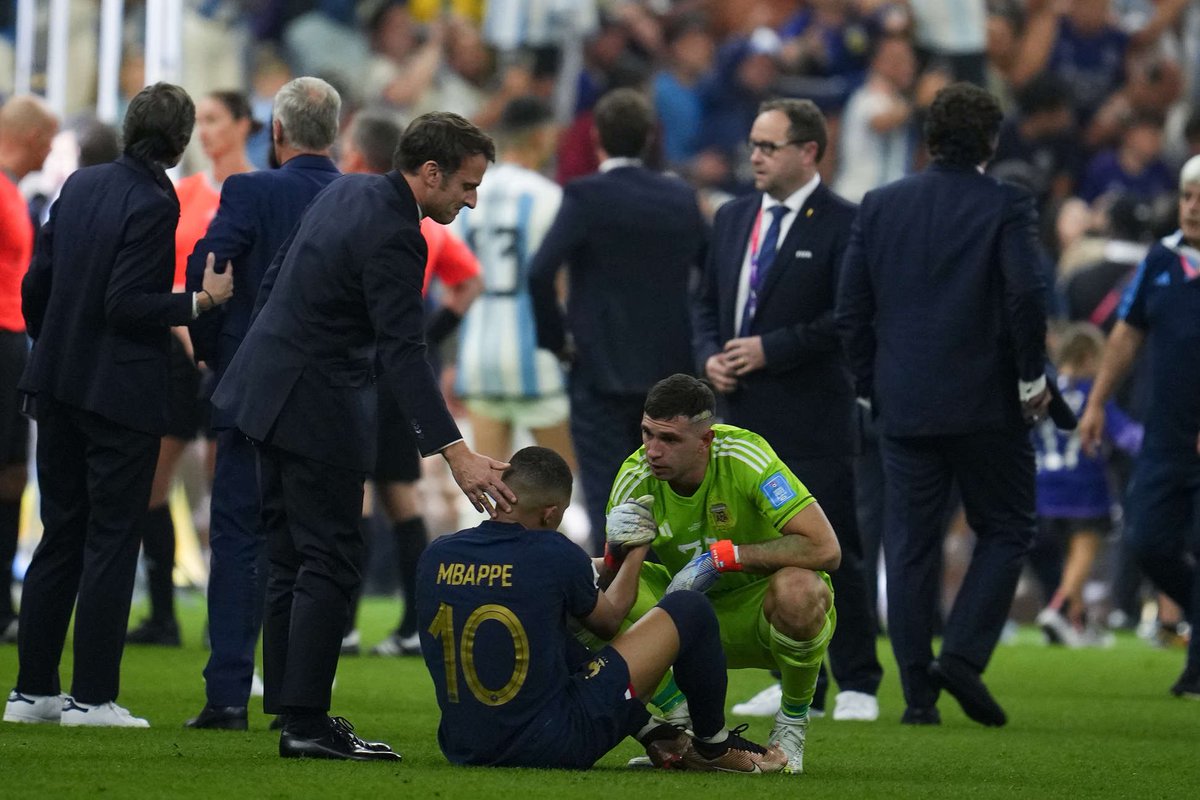 carasaki10's tweet photo. El Presidente de la Nación consolando a Mbappé. También se acercó Macron. https://t.co/TFkUlNZqUT