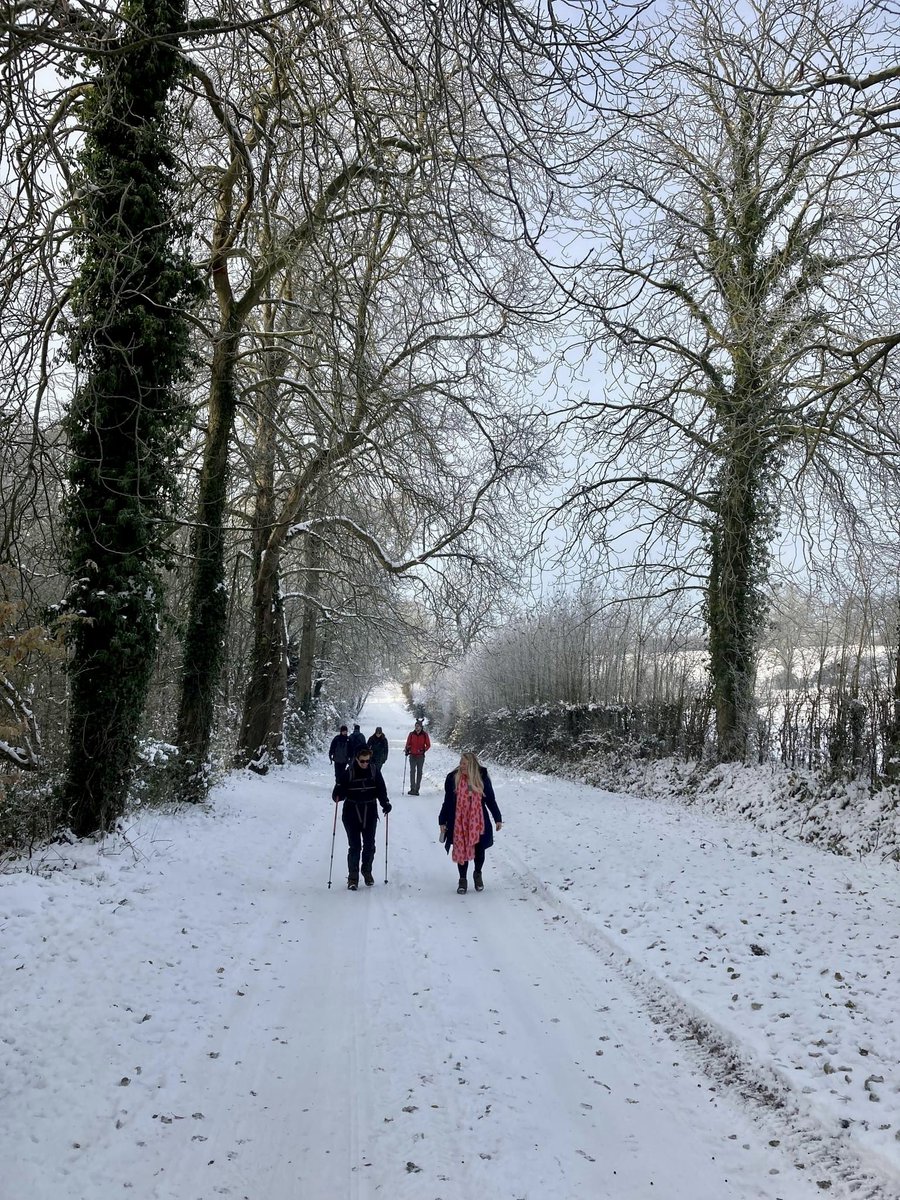 StagWalkers's tweet photo. We were walking in a winter wonderland yesterday ❄️⛄️☀️

🥾Thanks to Martin for leading the 9 mile @RamblersGB route, from Crews Hill to @Forty_Hall via the New River

#stagwalkers #winterwalk #londonwalks #hertfordshirewalks #newriver #fortyhall #ramblers https://t.co/VoNy0kaZka