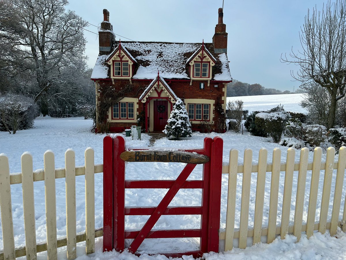StagWalkers's tweet photo. We were walking in a winter wonderland yesterday ❄️⛄️☀️

🥾Thanks to Martin for leading the 9 mile @RamblersGB route, from Crews Hill to @Forty_Hall via the New River

#stagwalkers #winterwalk #londonwalks #hertfordshirewalks #newriver #fortyhall #ramblers https://t.co/VoNy0kaZka