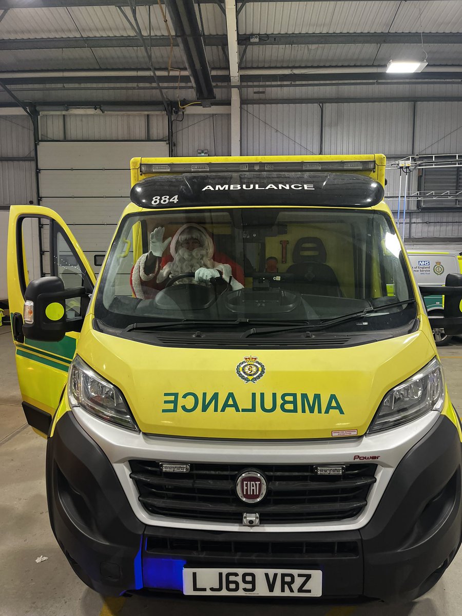 benthepara's tweet image. Feeling festive! Santa Claus dropped into Waveney Depot tonight to see some of the ambulance staff’s kids, courtesy of Great Yarmouth Lions Club. He even had lots of sweets to give out! 🍬🍫Many thanks to the Lions for doing this 👍🏻🎅🏻 @EEAST_WAVDLOs @EastEnglandAmb