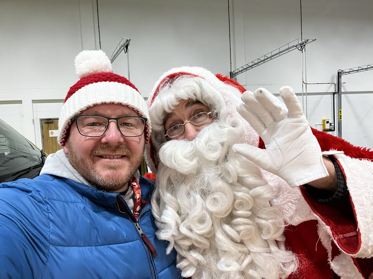 benthepara's tweet image. Feeling festive! Santa Claus dropped into Waveney Depot tonight to see some of the ambulance staff’s kids, courtesy of Great Yarmouth Lions Club. He even had lots of sweets to give out! 🍬🍫Many thanks to the Lions for doing this 👍🏻🎅🏻 @EEAST_WAVDLOs @EastEnglandAmb