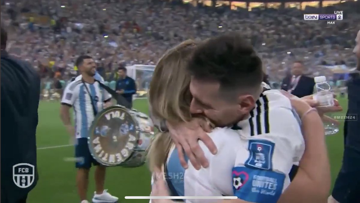 contracultural's tweet photo. Messi abrazándose con su mamá mientras el Kun toca un bombo https://t.co/Wc1XWzb7Rf