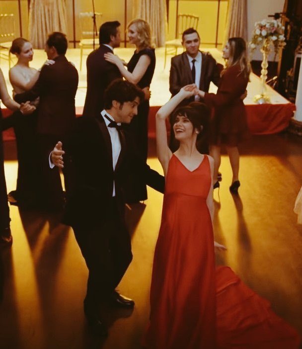 Dokunmadan edilen bir dans düşünün. İşte onun yıl dönümü bugün. #MucizeDoktor dizisinin en can alıcı sahnelerinden biridir kuşkusuz. #AlNaz 🎶