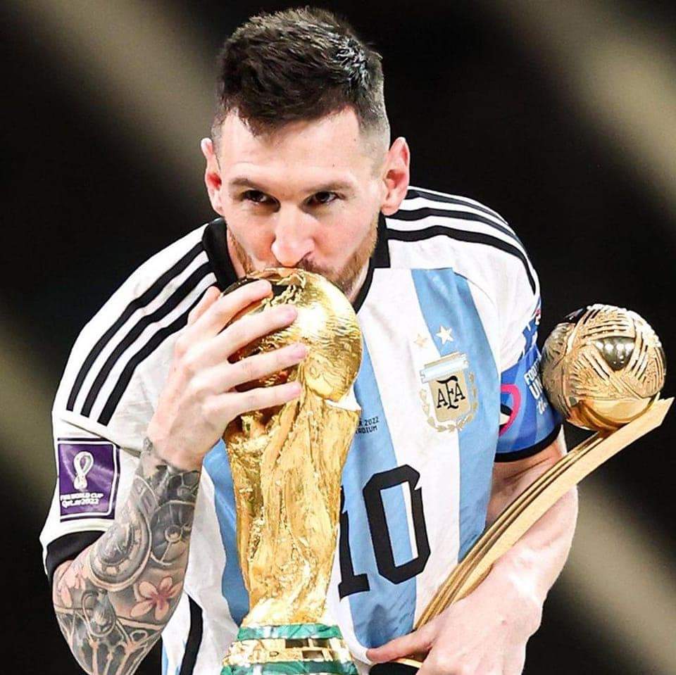 BMutawaq's tweet photo. واخيراً التاريخ وكرة القدم تنصف التاريخ ميسي💪🏆 والارجنتين بطلة كأس العالم 🇦🇷 
ميسي الاسطورة أصبح افضل من ماردونا 💪
مباراة تاريخية يستحقها ميسي💪
مباراة ختامية تليق بميسي♥️🏆
من الظلم أن يعتزل ويغيب دون كأس العالم #مبارك_للارجنتين_مبارك_لميسي❤
#ميسي_اسطورة_كرة_القدم ⚽️🏆 https://t.co/NGYxHF7YIo