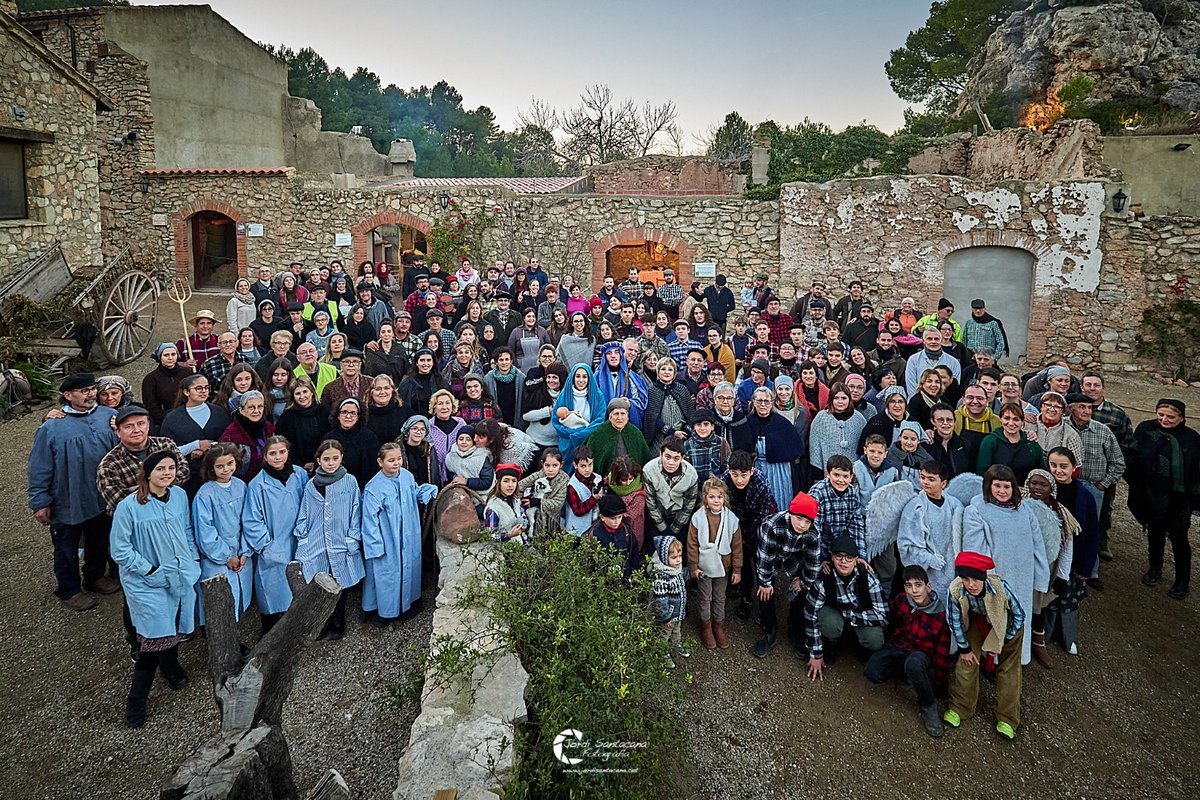 ✨✨✨ Milions de GRÀCIES a totes les persones que formen part de la família de Castelló i que per 25a vegada han fet possible el #PessebredelsEstels.

🥰 Més de 300 persones: els del davant, els del detràs i els que no surten a la foto formen part d'aquest projecte meravellós!