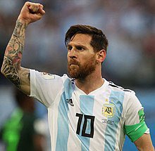 LeocenisPrensa's tweet photo. El hijo de un obrero de fábrica y de una señora que limpiaba casas. Alguien seguramente le dijo que era mejor ir a la Universidad y no patear balones. Pero, él persiguió su sueño. Si lo crees, lo creas. Ahí está: Messi, el más grande jugador de todos los tiempos. https://t.co/FqHp6JsoZp