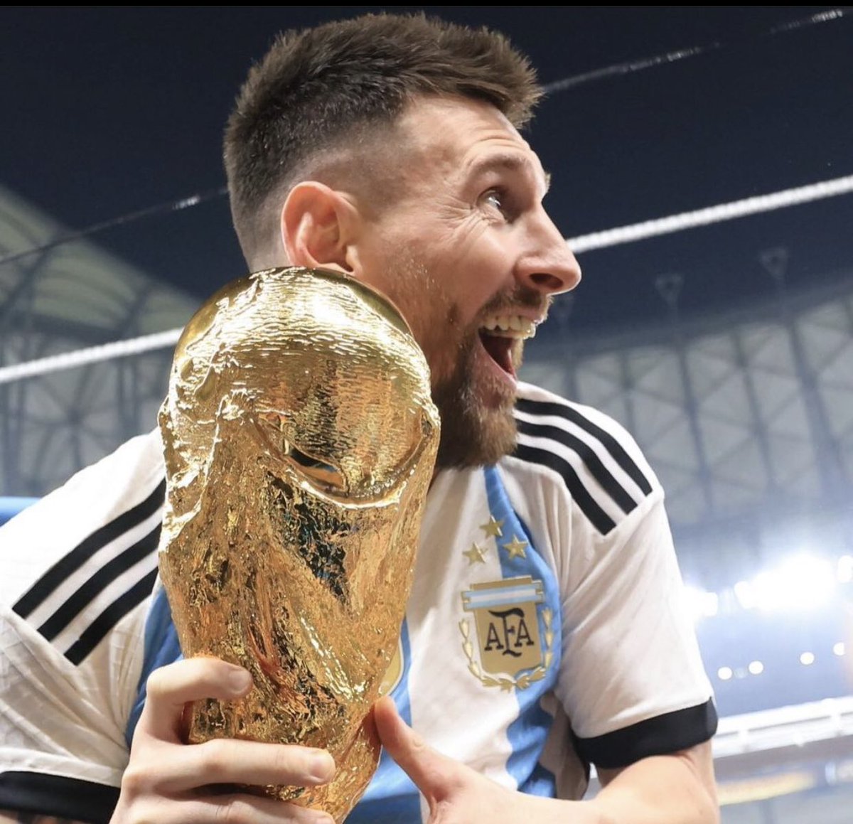 giraltpablo's tweet photo. “Tantas veces lo soñé, tanto lo deseaba que aún no caigo”.

✍🏼 Lionel Messi en su cuenta de Instagram. https://t.co/rgxxn3fl9Q