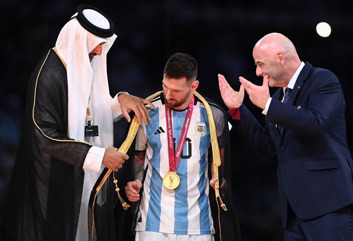Unique_Niche's tweet photo. When #Mexico hosted the #WorldCup in the year 70, they made the title holder "#Pele" wear a Mexican hat, &amp; the media considered it a cultural coexistence &amp; an achievement of the football message.

But when #Messi𓃵 wore the Bisht,
their thinking changed..!

Shame on them.
#ARGFRA https://t.co/r0wfY1cuxc