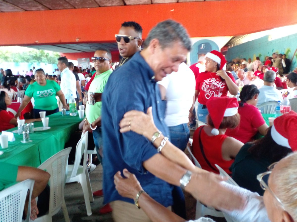 luissanchezsdo's tweet photo. Muy agradable tarde pase el viernes compartiendo con los amigos y compañeros en la #FiestaNavideña de la @AlcaldiaSDO a todos sus colaboradores.
#LuisSanchez
#DiputadoSDO
#Navidad2022 
#PRM https://t.co/vWwZRJarYG