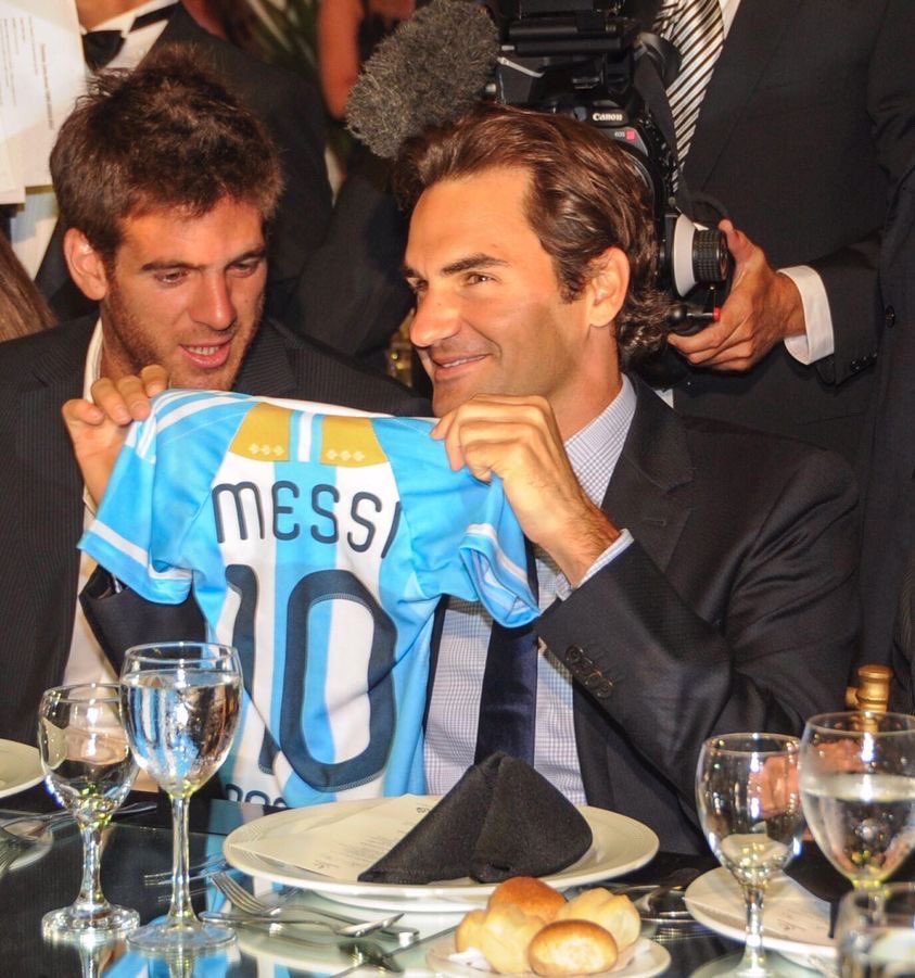 VSportsTM's tweet photo. "Una y otra vez has redefinido la grandeza. Es un privilegio verte. Felicitaciones, Leo. Especial e histórico"

✍️ Roger Federer https://t.co/L8SfNqNJo1