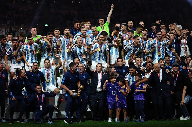 ADANMIŞLIK, ÇALIŞKANLIK, İNANÇ, KENETLENMEK ve tarihin en büyük oyuncusuna sahip olmak onları çok özel yaptı.

'Yetenek' tek başına sadece güzel bir kelimedir.

#Argantina #Messi𓃵