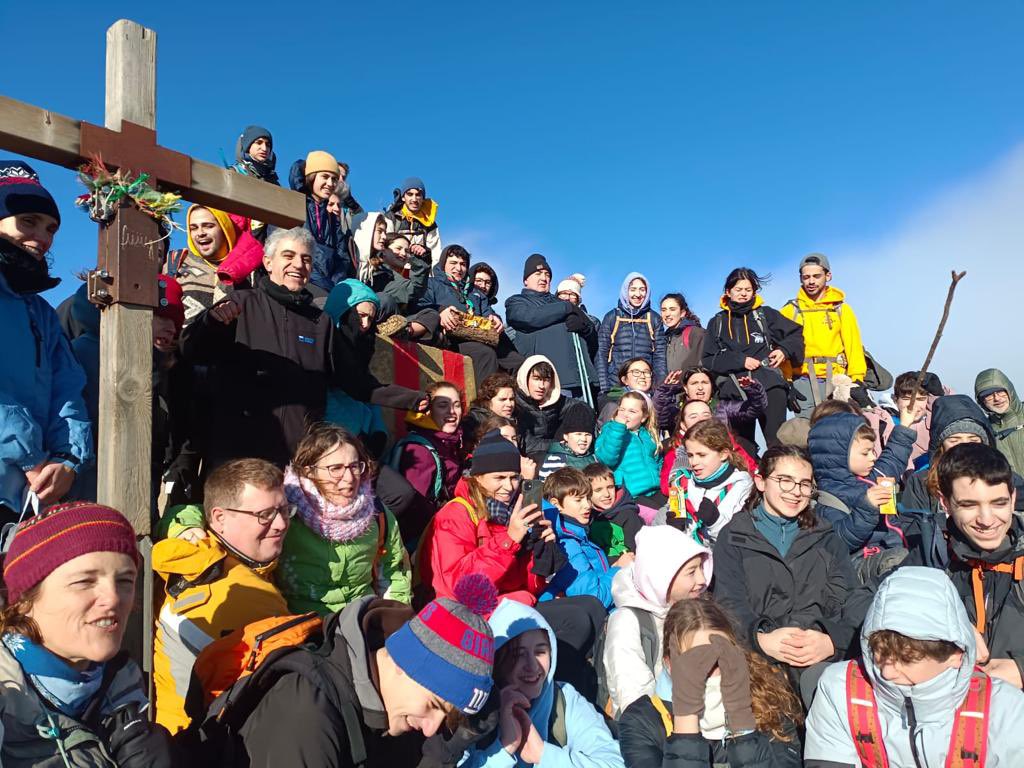 💚⛰️ La comunitat de #JECasp ha fet la històrica pujada del pessebre al Puigsacalm! Des dels #AnticsCasp ens hi hem volgut afegir solidàriament fent una aportació per participant a #LaMaratóTV3 en favor de la salut cardiovascular.