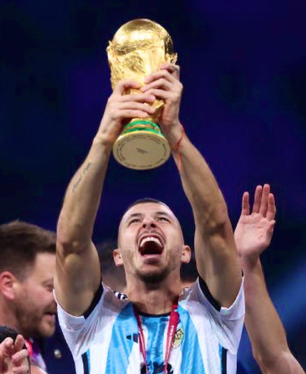 C1audioBravo's tweet photo. Muchas felicidades Campeones del Mundo! detrás de este gran  logro están magníficas personas, profesionales y compañeros. @leomessi @Notamendi30 @Guido_Rodriguez @Gpezze 
Que privilegio y orgullo verlos en lo más alto
Tu también @aguerosergiokun eres el mejor Pa! 
Muy merecido 🇦🇷 https://t.co/FsrGmIHZeQ