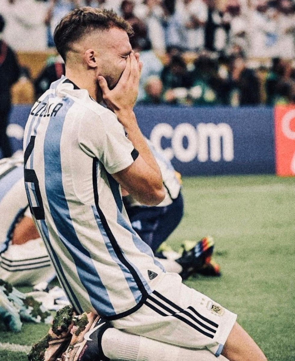 C1audioBravo's tweet photo. Muchas felicidades Campeones del Mundo! detrás de este gran  logro están magníficas personas, profesionales y compañeros. @leomessi @Notamendi30 @Guido_Rodriguez @Gpezze 
Que privilegio y orgullo verlos en lo más alto
Tu también @aguerosergiokun eres el mejor Pa! 
Muy merecido 🇦🇷 https://t.co/FsrGmIHZeQ