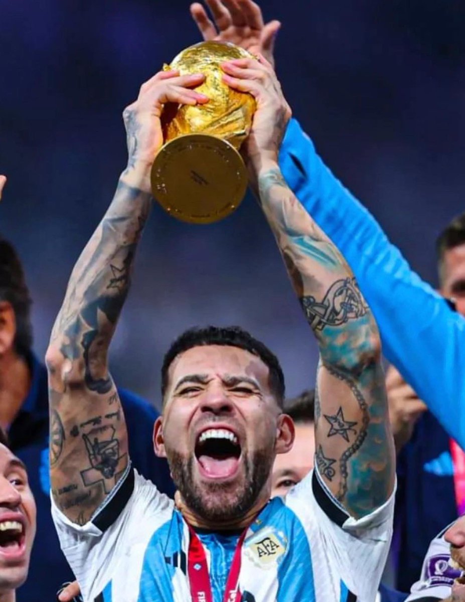 C1audioBravo's tweet photo. Muchas felicidades Campeones del Mundo! detrás de este gran  logro están magníficas personas, profesionales y compañeros. @leomessi @Notamendi30 @Guido_Rodriguez @Gpezze 
Que privilegio y orgullo verlos en lo más alto
Tu también @aguerosergiokun eres el mejor Pa! 
Muy merecido 🇦🇷 https://t.co/FsrGmIHZeQ