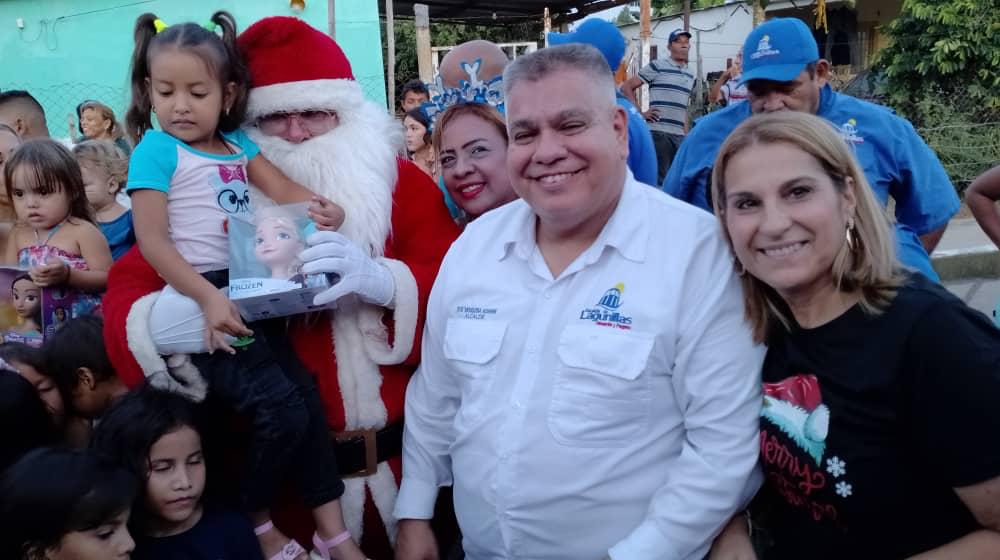 alclagunillas's tweet photo. En medio de un ambiente de fiesta, alegría y sonrisas,  el alcalde de Lagunillas,  José Mosquera, la primera Dama, Margarita de Mosquera, la directora de Desarrollo Social, Yuleima de Velásquez, concejales y parte del equipo de la Alcaldía, dio inicio a la entrega de juguetes. https://t.co/SYb7MdHllp