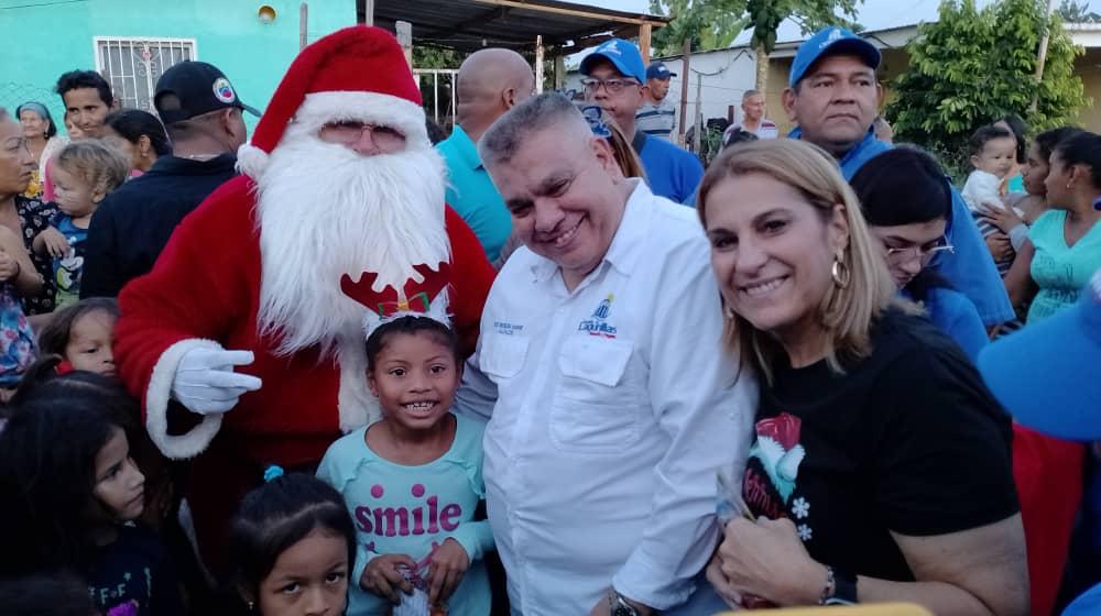 alclagunillas's tweet photo. En medio de un ambiente de fiesta, alegría y sonrisas,  el alcalde de Lagunillas,  José Mosquera, la primera Dama, Margarita de Mosquera, la directora de Desarrollo Social, Yuleima de Velásquez, concejales y parte del equipo de la Alcaldía, dio inicio a la entrega de juguetes. https://t.co/SYb7MdHllp