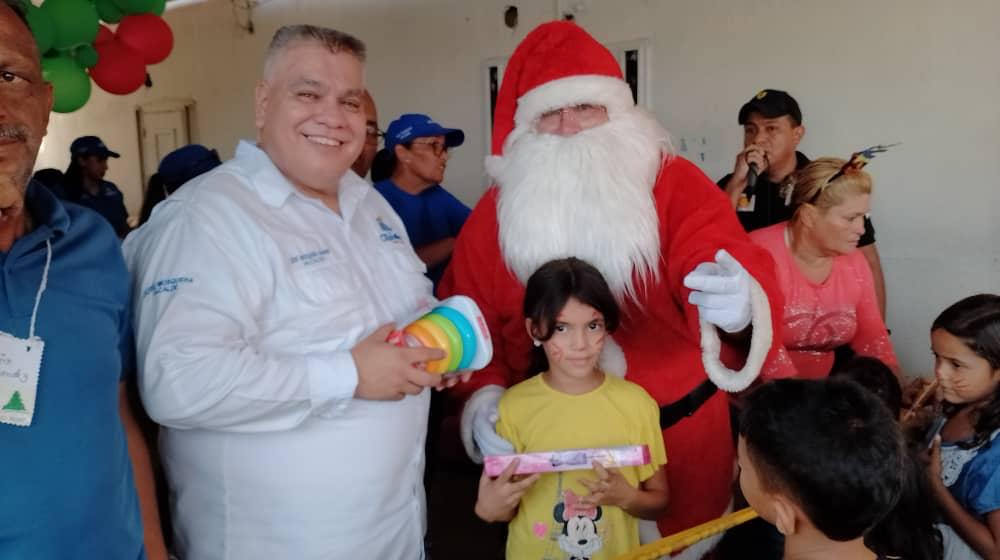 alclagunillas's tweet photo. En medio de un ambiente de fiesta, alegría y sonrisas,  el alcalde de Lagunillas,  José Mosquera, la primera Dama, Margarita de Mosquera, la directora de Desarrollo Social, Yuleima de Velásquez, concejales y parte del equipo de la Alcaldía, dio inicio a la entrega de juguetes. https://t.co/SYb7MdHllp