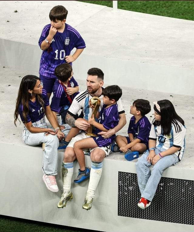FREDDYGUMARELO's tweet photo. 🇦🇷 | #Argentina Cuando todo pase, los ojos de tus hijos te seguirán mirando y cuando las canas te avisen del paso del tiempo será tu esposa la fiel compañera. Sé fiel a tu esposa, sé ejemplo para tus hijos. @Ieomessiok mis respetos por tu mayor logro: TU FAMILIA &amp; TU PATERNIDAD. https://t.co/dDzOKMuJn4