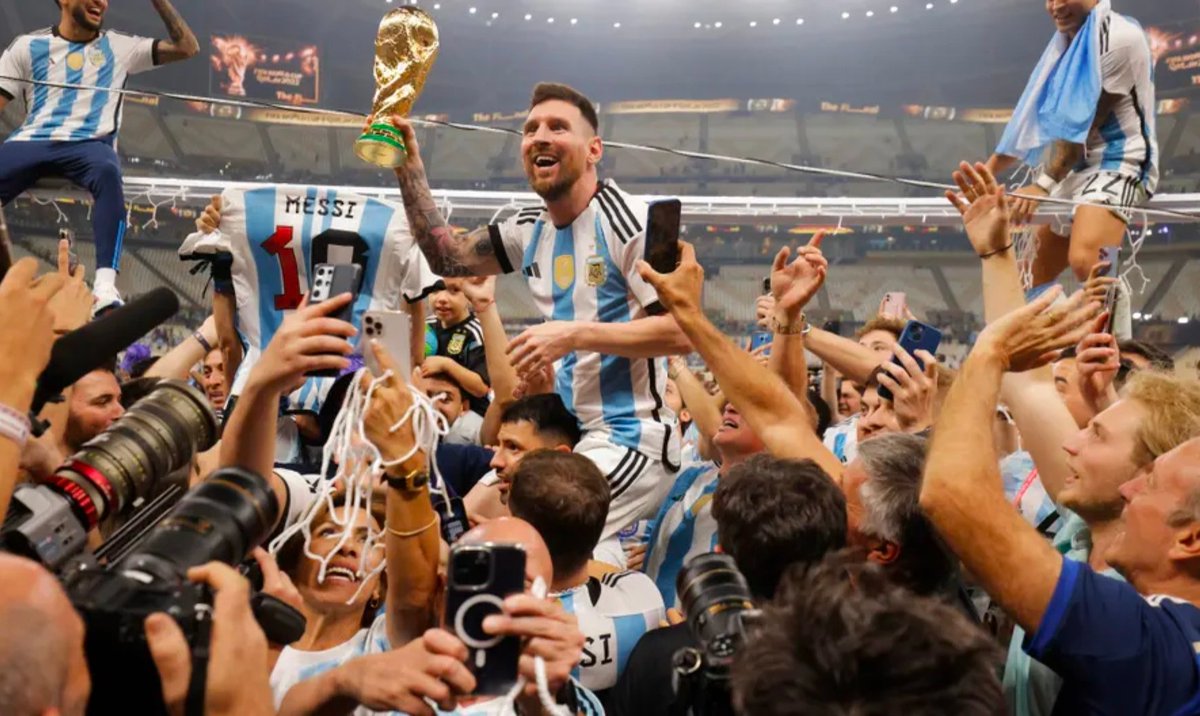 topsturner's tweet image. Congratulations @TomJenkinspix of @guardian . Exactly the right shot, perfection!!! 👏🏻👏🏻👏🏻👏🏻👏🏻👏🏻👏🏻👏🏻👏🏻👏🏻 #Argentina #WorldCupFinal #WorldCup #WorldCup2022 #LionelMessi