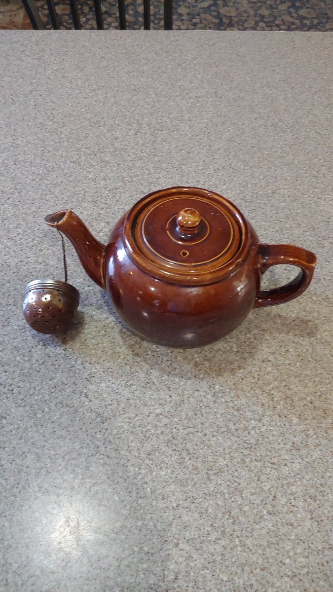 RigbyDoug's tweet photo. @murffyslurtz My great grandpa's tea pot from Paris ID. Tea with a bit of warm milk and stevia remind me of him even though he died long before I was born. https://t.co/SrUzEXsu5a
