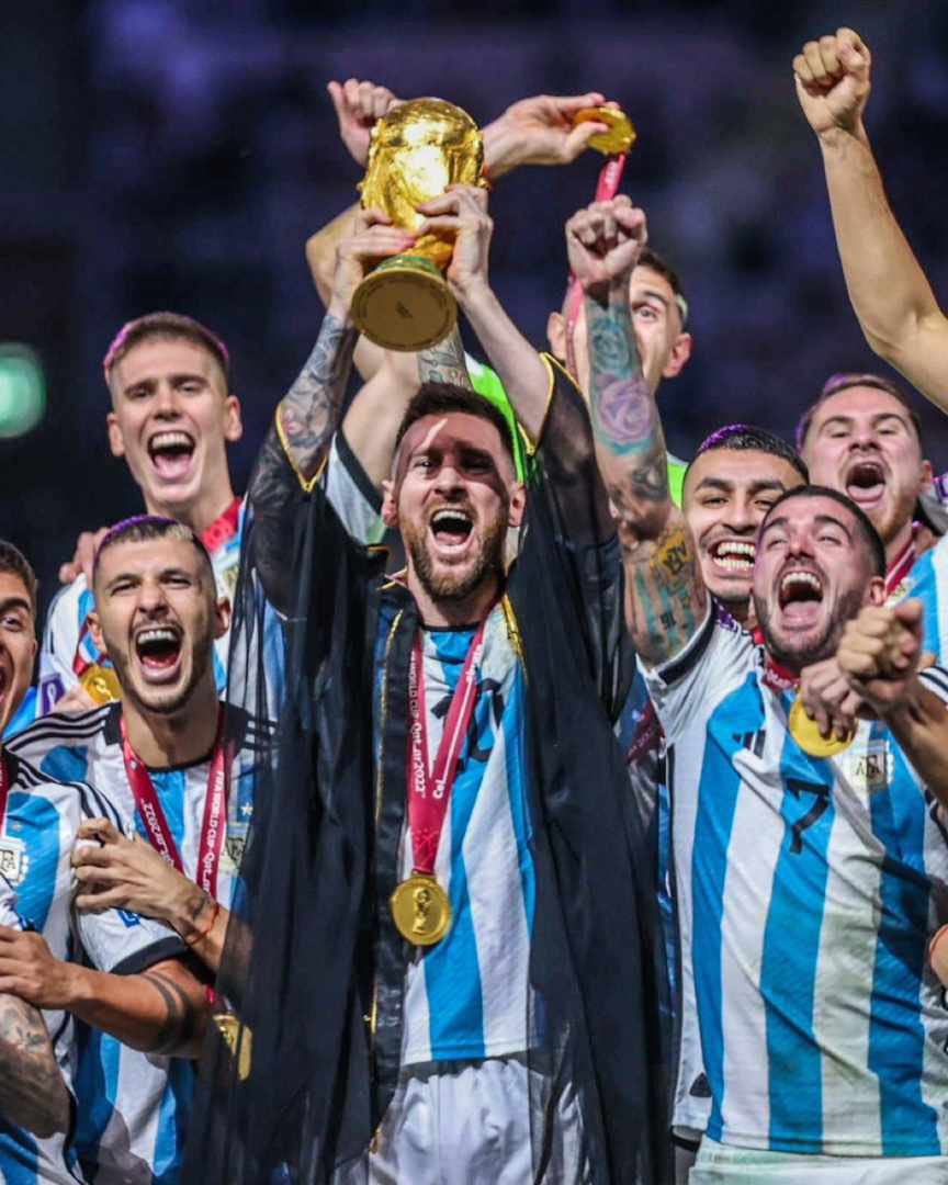 sm7y_'s tweet photo. ميسي يتوج الارجنتين بكأس العالم ❎
ميسي يتوج نفسه بكأس العالم ✅ https://t.co/X6iePcCzUj