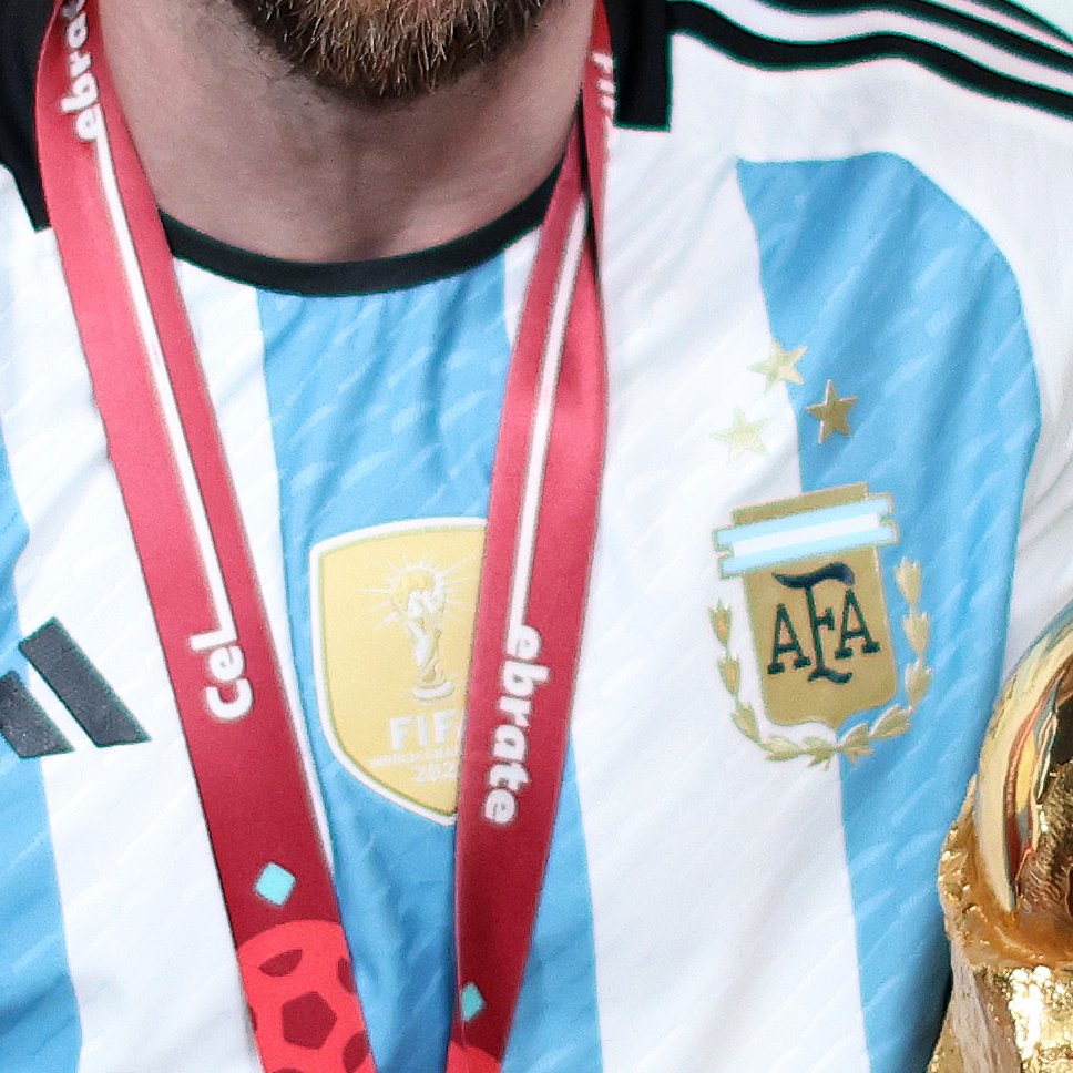 fifaworldcup_es's tweet photo. 🔎 La camiseta de @Argentina ya luce el parche y las tres estrellas. 

🇦🇷⭐⭐⭐🇦🇷 https://t.co/TvHDEwBl6V