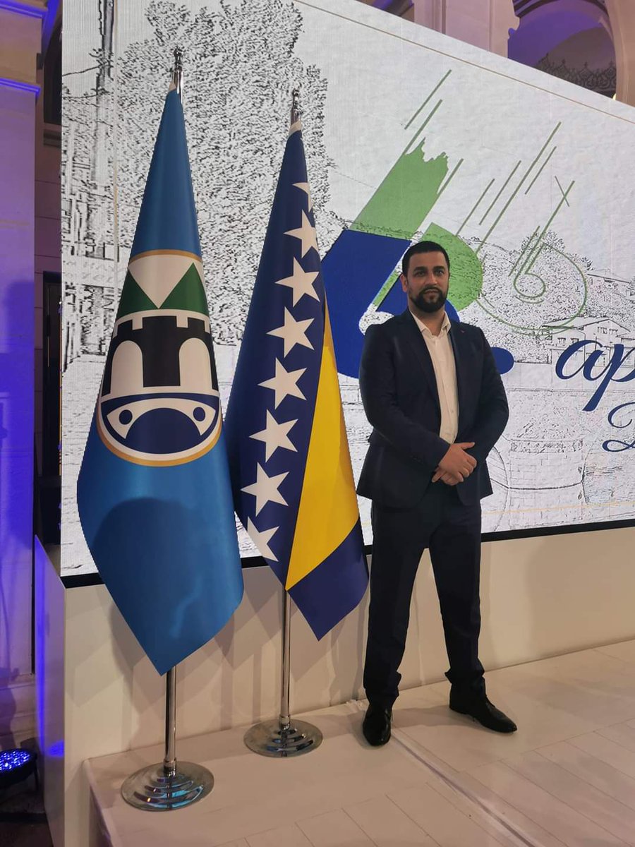 SrSrdic's tweet photo. Predsjedniku Jevrejske zajednice u BiH, Jevrejskoj općini i svim Jevrejima u BiH, želim sretan praznik svjetlosti i slobode.

Stoga, svima koji ga slave, želim sretan praznik Hanuka sa tradicionalnim uzvikom - Hag Hanuka Sameah. 
#srđansrdić #jevrejskazajednica #bosnaihercegovina https://t.co/XxpsCXFa1l
